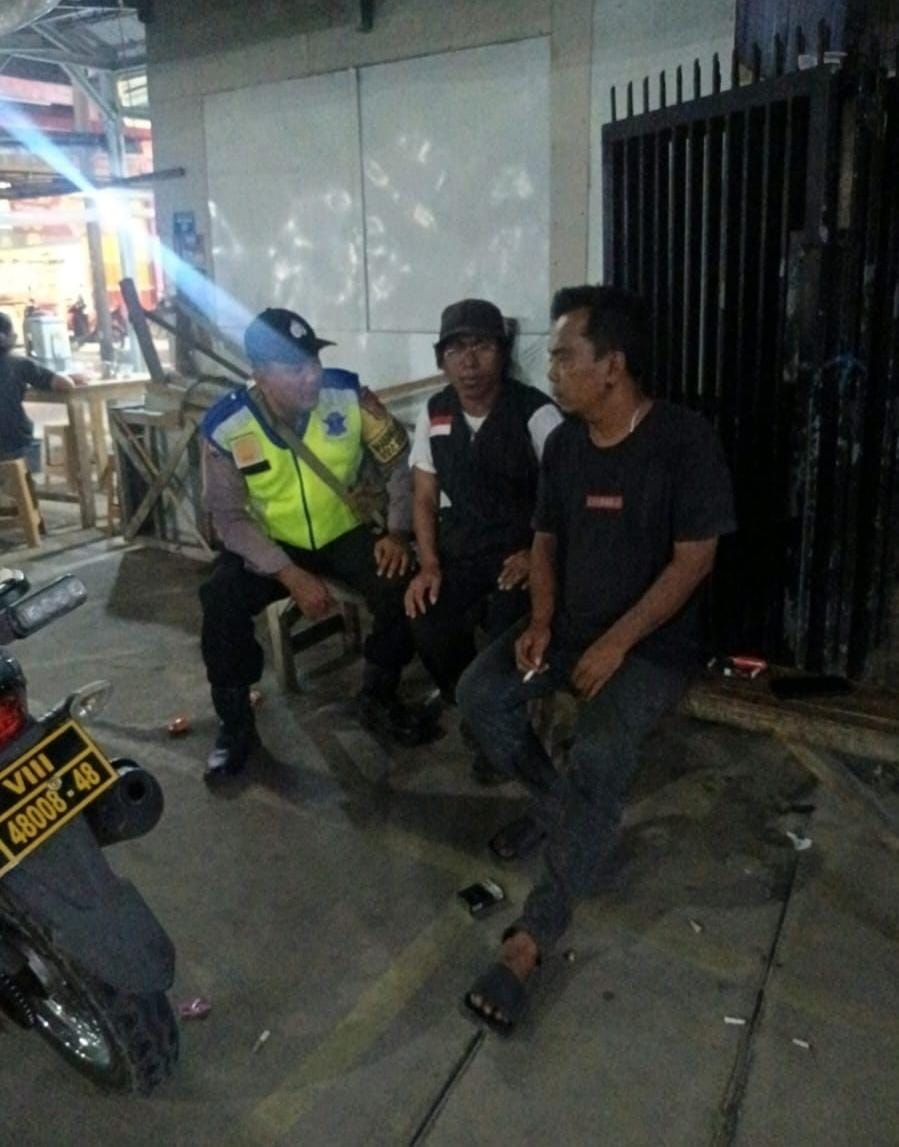 Bhabinkamtibmas Ikut Serta Dalam Giat Ronda Bersama Warga