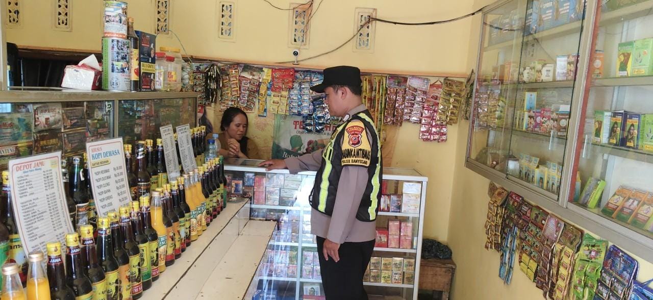 Prekat Polsek Banyusari Gelar Razia Miras Demi Ciptakan Situasi Kamtibmas Kondusif