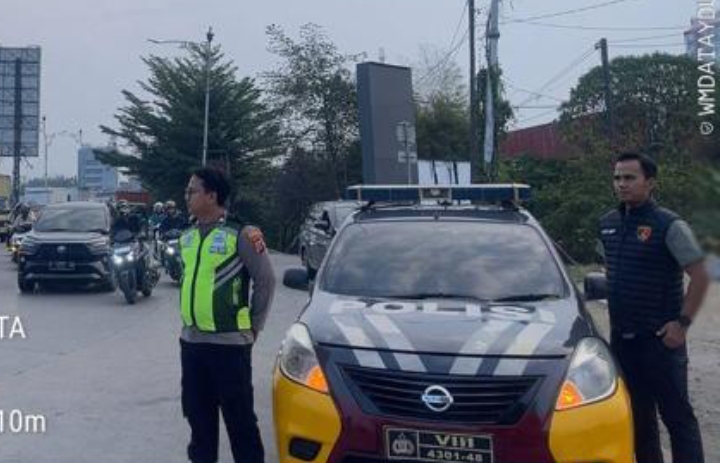 ‎Personel Polsek Telukjambe Barat Laksanakan Patroli KRYD, Pastikan Bunderan Novotel Aman dan Kondusif