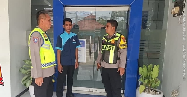 ‎Pastikan Kantor Bank BRI Wanakerta Kondusif, Personel Polsek Telukjambe Barat Laksanakan Patroli Sapa Warga