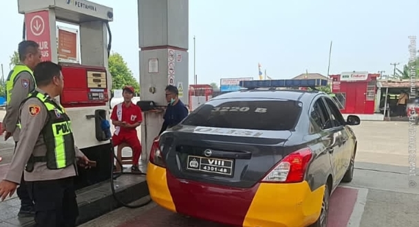 ‎Sambil Isi BBM, Personel Polsek Telukjambe Barat Sampaikan Pesan Kamtibmas kepada Karyawan SPBU