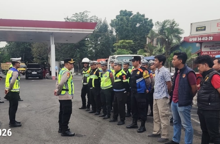 ‎Kapolsek Klari Pimpin Apel Kesiapan Pengamanan Keberangkatan Serikat Buruh FSPMI Menuju DPRD Jabar