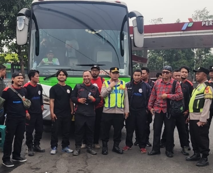Pastikan Keberangkatan Serikat Pekerja FSPMI Kondusif, Kapolsek Klari Bersama Anggota Lakukan Pengamanan di Depan SPBU Karawang Timur