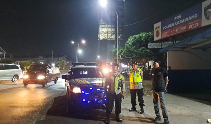 ‎Patroli Malam Antisipasi 3C dan Tawuran, Personel Polsek Klari Patroli di Area Lampu Merah Karawang Timur