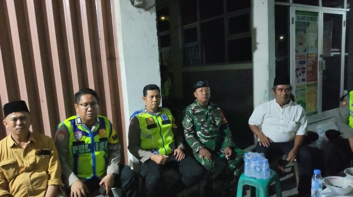 Sinergitas TNI-Polri Jaga Kamtibmas di Kantor Desa Gintungkerta