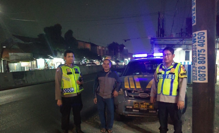 Antisipasi 3C dan Tawuran, Personel Polsek Klari Patroli Blue Light Dinihari di Jalan Raya Kosambi