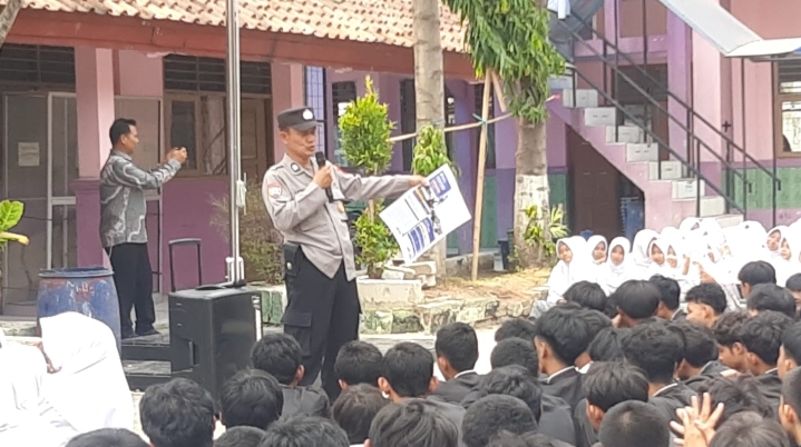 PS Panit Binmas Polsek Klari Sosialisasikan Penerimaan Siswa Baru SMA Kemala Taruna Bhayangkara Tahun Ajaran 2027/2028 di SMPN 4 Klari