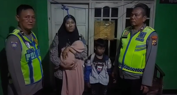 Kehabisan Ongkos, Ibu Bersama Dua Anak Pulang Menggunakan Mobil Patroli Polsek Telukjambe Barat