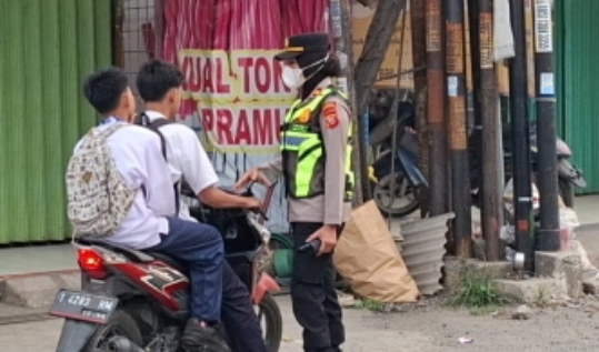 Kapolsek Telukjambe Barat Tekankan Disiplin Pelajar, Taat Aturan Hingga Waspada Kecelakaan