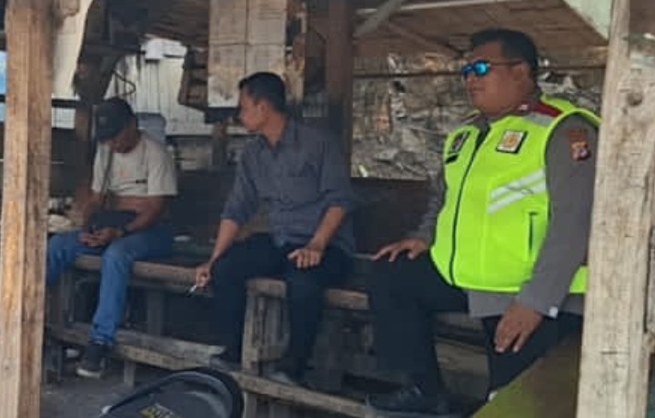 ‎Personel Patroli Polsek Telukjambe Barat Sapa Warga di Pangkalan Ojeg Gate Tol Karawang Barat