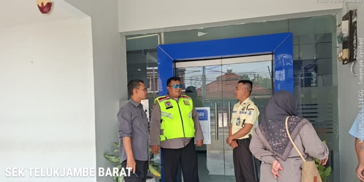 Personel Polsek Telukjambe Barat Laksanakan Patroli Sapa Warga di Bank BRI