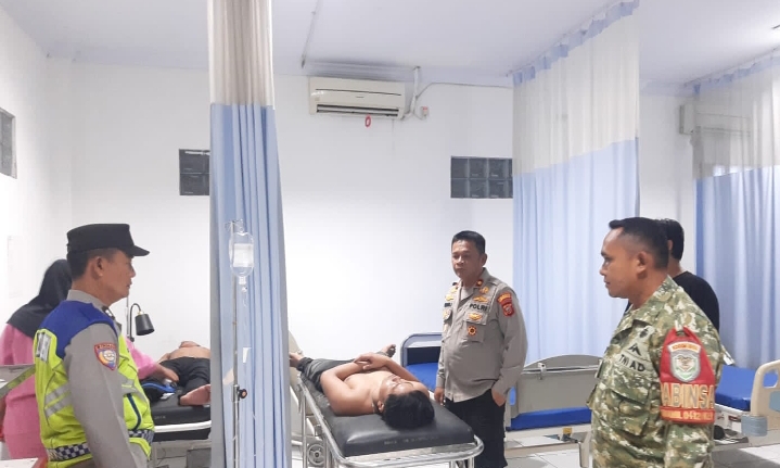 Sigap! Mobil Dinas Polsek Klari Evakuasi Korban Tenggelam ke Puskesmas Klari