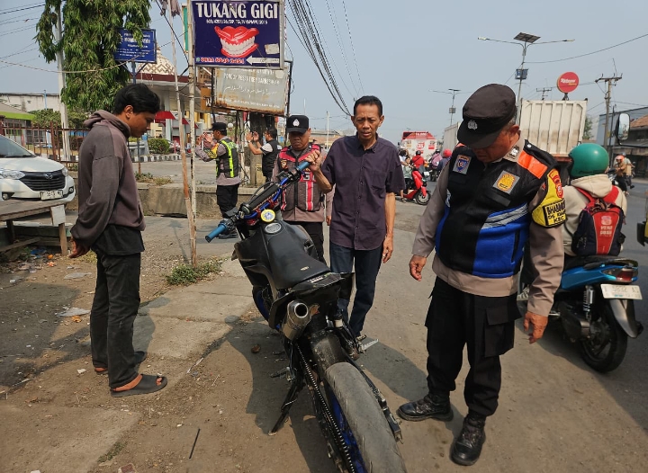 Personel Polsek Klari Berikan Teguran Humanis kepada Pengendara Yang Menggunakan Knalpot Brong