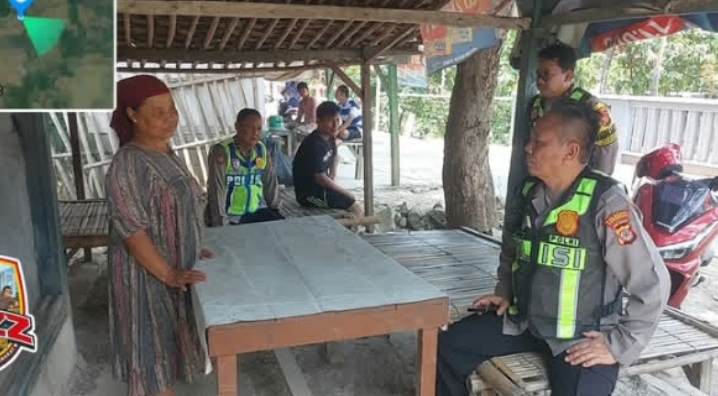 ‎Personel Patroli Polsek Telukjambe Barat Sapa Warga Dusun Bakan Cebong