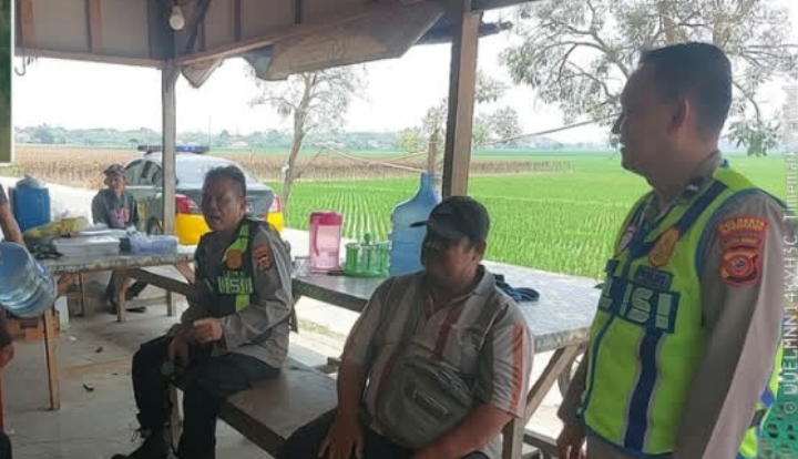 Personel Polsek Telukjambe Barat Sampaikan Pesan Kamtibmas Saat Melaksanakan Patroli Sapa Warga
