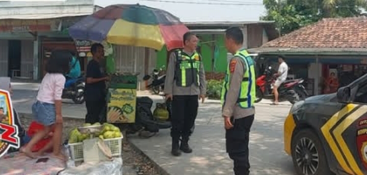 ‎Ciptakan Situasi Kondusif, Personel Polsek Telukjambe Barat Sambangi Pedagang di Dusun Jati
