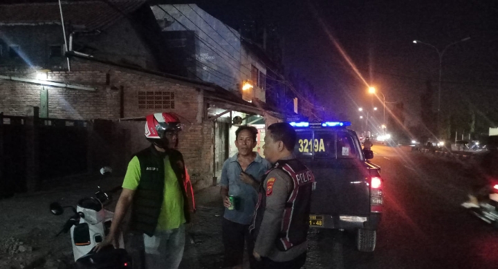 ‎Patroli Malam Antisipasi 3C dan Tawuran, Personel Polsek Klari Strong Point Sapa Warga Desa Pancawati