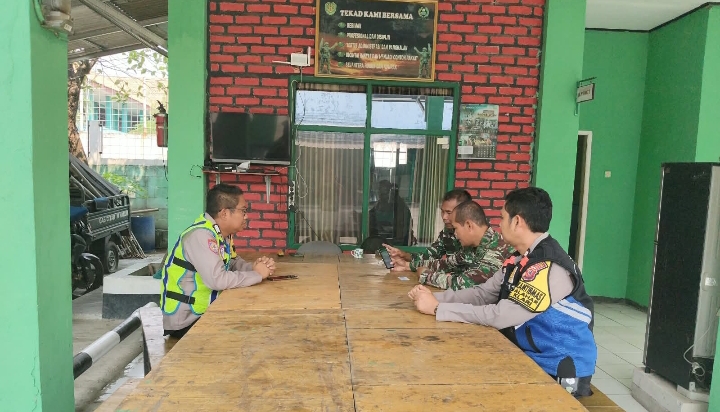 ‎Jaga Sinergitas TNI – POLRI, Personil Polsek Klari Sambang di Mako Koramil 0412 Klari