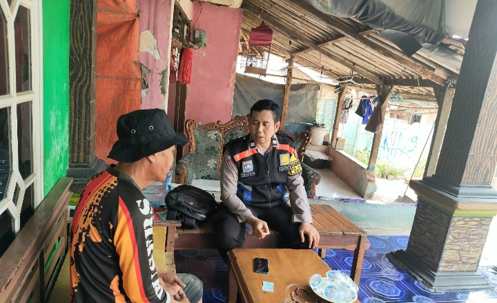 Bhabinkamtibmas Polsek Klari Beri Warga Penyuluhan Pencegahan Kenakalan Remaja