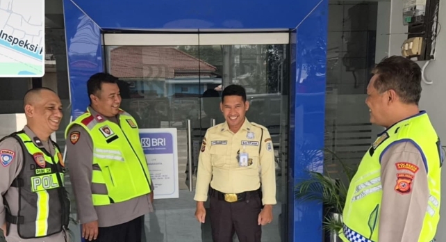 Personel Polsek Telukjambe Barat Laksanakan Patroli Sapa Warga Di Bank BRI