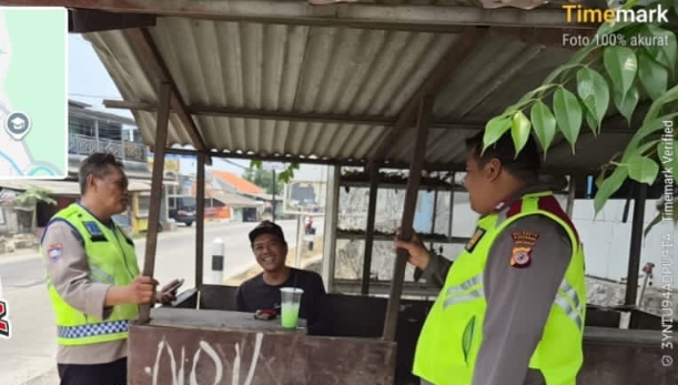 Sebar Himbauan Kamtibmas, Personil Polsek Telukjambe Barat Pastikan Warga Waspada