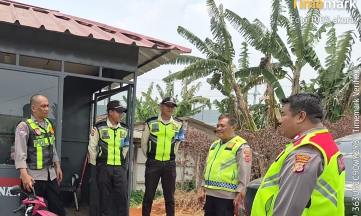 Sambangi Security Stasiun Whoosh, Personil Polsek Telukjambe Barat Beri Imbauan Kamtibmas