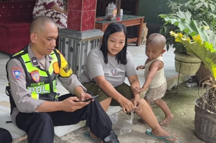 Personil Polsek Telukjambe Barat Menyampaikan Imbauan Kamtibmas Terkait Maraknya Kasus TPPO Ke Warga Wanakerta