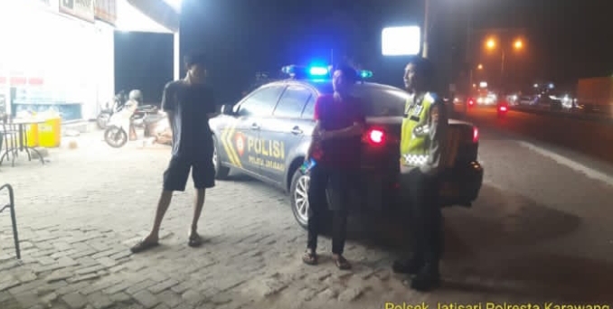Personel Polsek Jatisari Laksanakan Patroli Prekat di Alfamart Cikalong Antisipasi Gangguan Kamtibmas