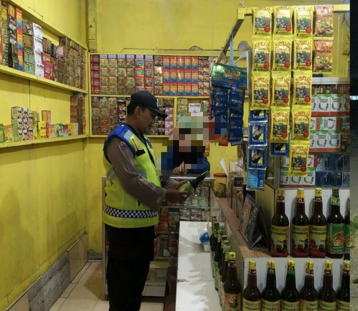 Prekat Polsek Banyusari Gelar Razia Miras Demi Ciptakan Situasi Kamtibmas Kondusif