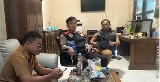 Personil Polsek Telukjambe Barat Sambangi Balai Desa Margamulya