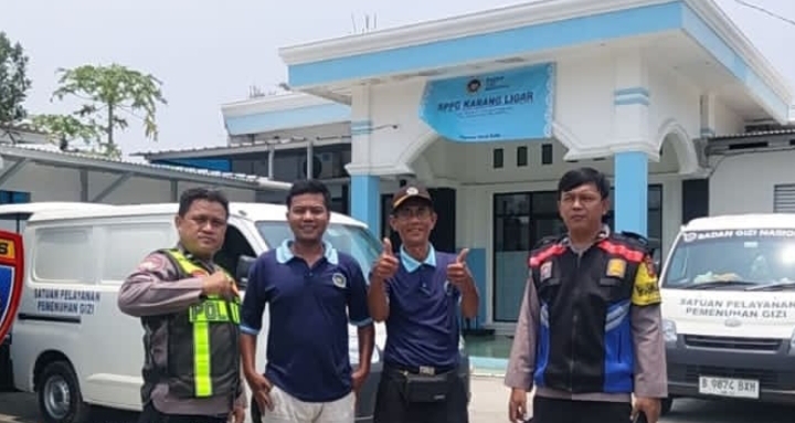 Personel Polsek Telukjambe Barat Sambangi Karyawan SPPG Karangligar
