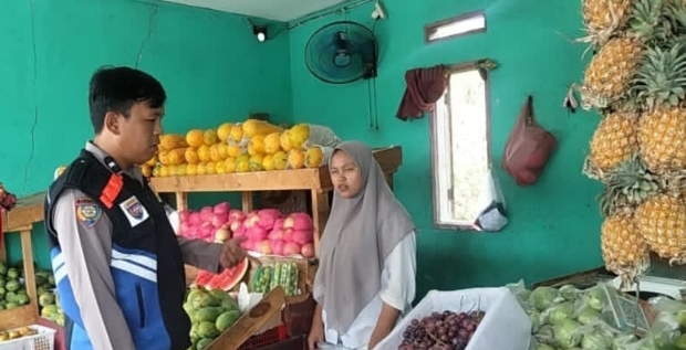 Personel Polsek Telukjambe Barat Sambang Kamtibmas kepada Penjual Buah-buahan, Sampaikan Pesan Kamtibmas
