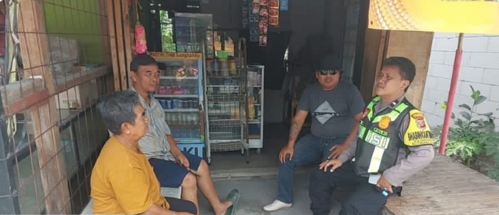 Personil Polsek Telukjambe Barat Menyampaikan Imbauan Kamtibmas Terkait Maraknya Kasus TPPO Ke Warga Kalijati