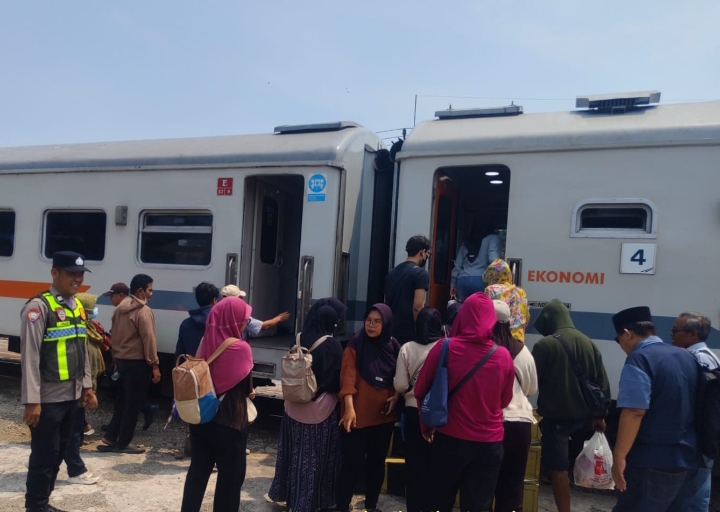 Personel Polsek Klari Laksanakan Patroli ke Stasiun KA, Imbau Penumpang Jaga Kamtibmas