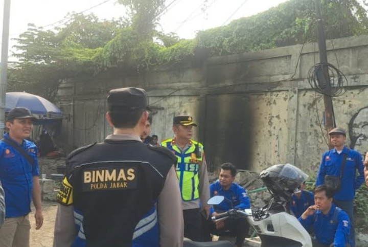 Kapolsek Klari Berikan Imbauan Kamtibmas kepada Serikat Buruh yang Akan Berangkat Unras ke Gedung DPR RI 