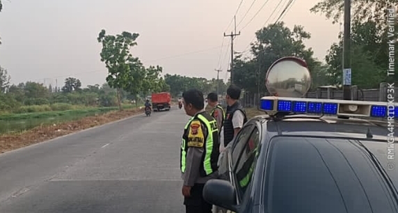 Antisipasi Gukamtibmas, Polsek Telukjambe Barat Lakukan Patroli Perekat Di Jalan Raya Karangmulya