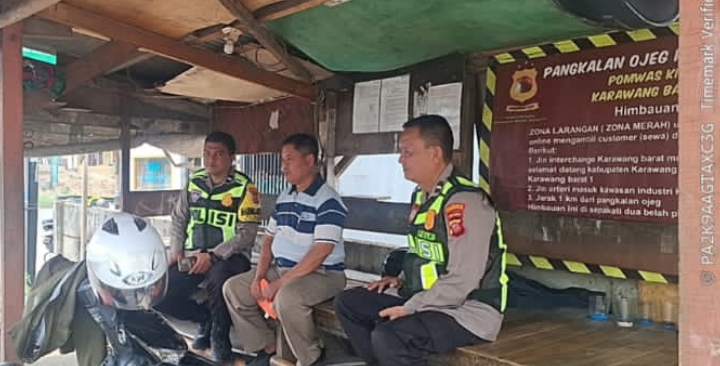 Patroli Polsek Telukjambe Barat Ingatkan Kamtibmas Saat Sapa Warga di Pangkalan Ojeg Interchange Tol Karawang Barat