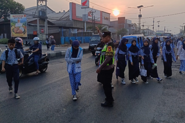 Sapa Pagi dan Gatur Lalin, Personil Polsek Klari Batu Warga dan Pelajar Menyebrang Jalan