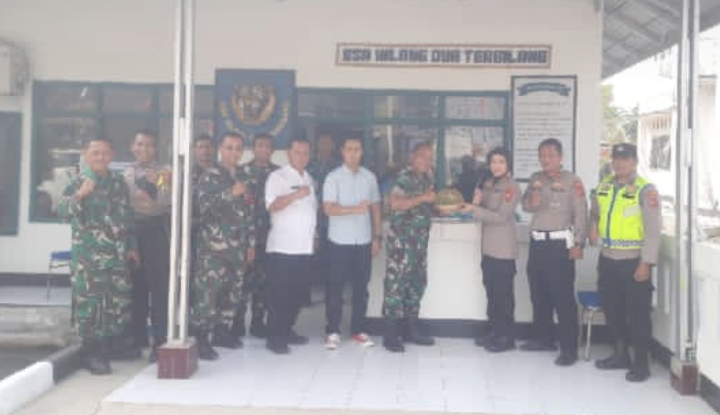 Dalam Rangka HUT TNI ke-81, Kapolsek Jatisari Berikan Kejutan dan Ucapan Kepada Koramil 0407/Jatisari