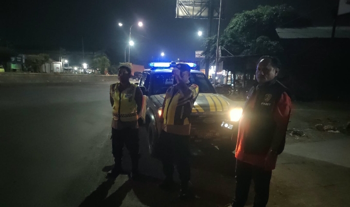 Antisipasi 3C dan Tawuran, Personel Polsek Klari Lakukan Patroli di Lampu Merah Karawang Timur