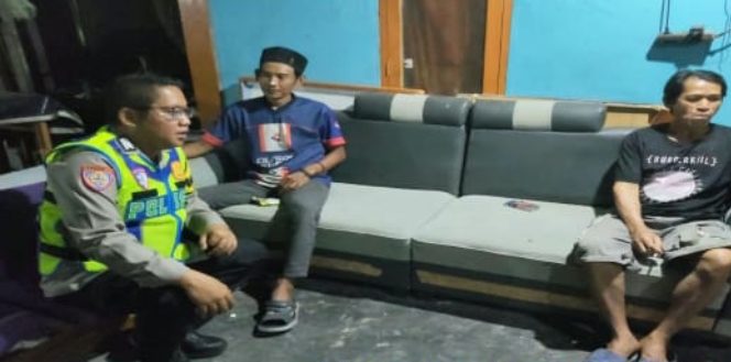 ‎Bhabinkamtibmas Desa Gintungkerta Polsek Klari Sapa Warga Binaan, Sampaikan Pesan-Pesan Kamtibmas