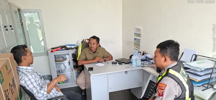‎Personel Polsek Telukjambe Barat Sampaikan Pesan Kamtibmas kepada Calon Kades Wanajaya