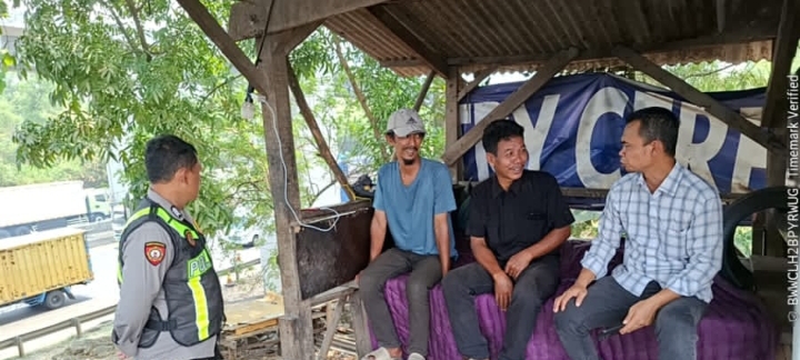 Pastikan Desa Bebas Gukamtibmas, Bhabinkamtibmas Polsek Telukjambe Barat Sebar Himbauan