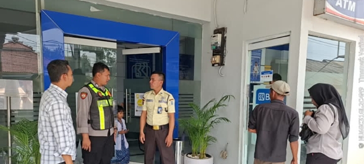 Pastikan Bank BRI Kondusif, Personil Polsek Telukjambe Barat Lakukan Patroli