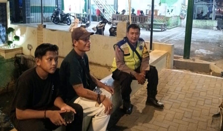 Bhabinkamtibmas Ikut Serta Dalam Giat Ronda Bersama Warga