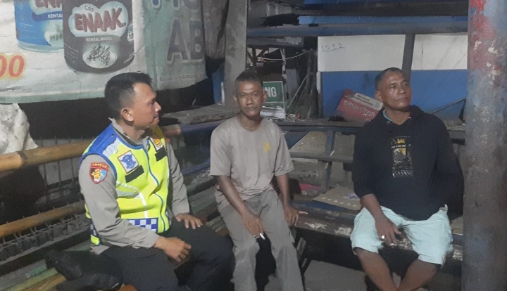 ‎Patroli Dialogis, Personel Polsek Klari Ajak Warga Gintungkerta Jaga Keamanan Lingkungan