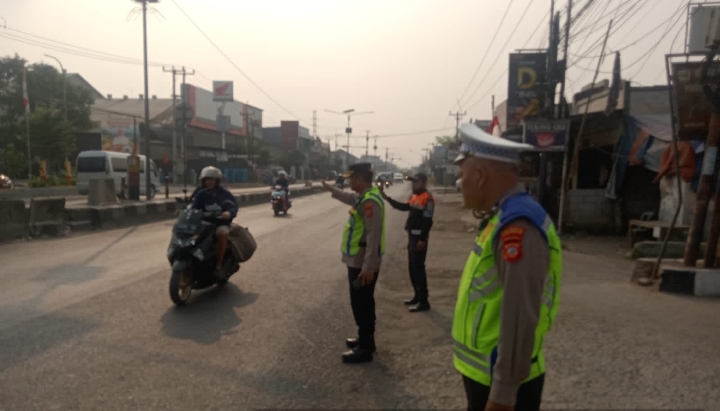 Pagi Hari Yang Tertib dan Aman Melalui Gatur pagi, Kapolsek Klari bersama Personil, Urai Kemacetan dan Minimalisir Laka Lantas