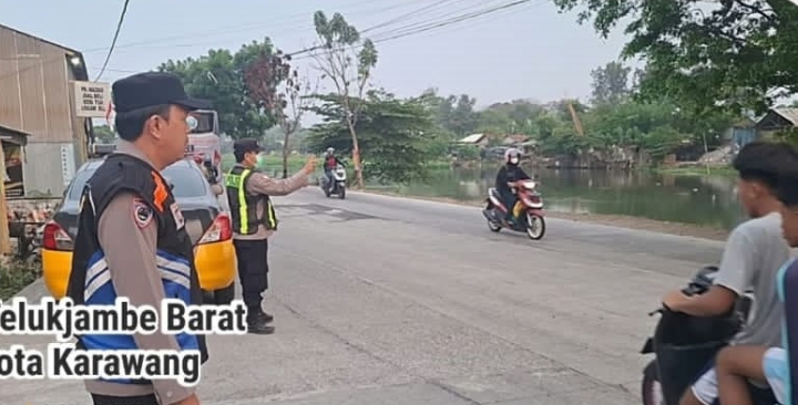 ‎Wujudkan Pagi Hari Yang Tertib dan Aman Melalui Gatur pagi, Polsek Telukjambe Barat, Urai Kemacetan dan Minimalisir Laka Lantas