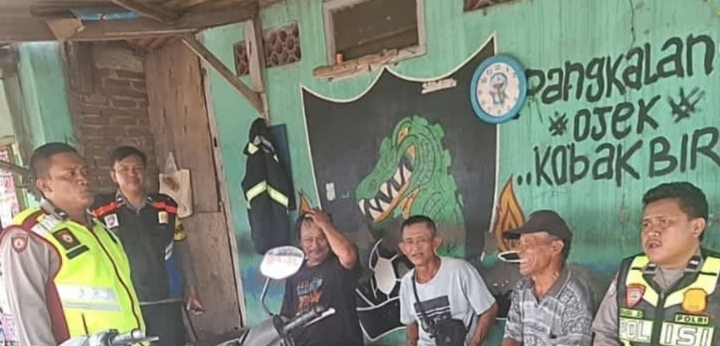 ‎Personel Patroli Polsek Telukjambe Barat Sapa Warga di Pangkalan Ojeg Kobak Biru