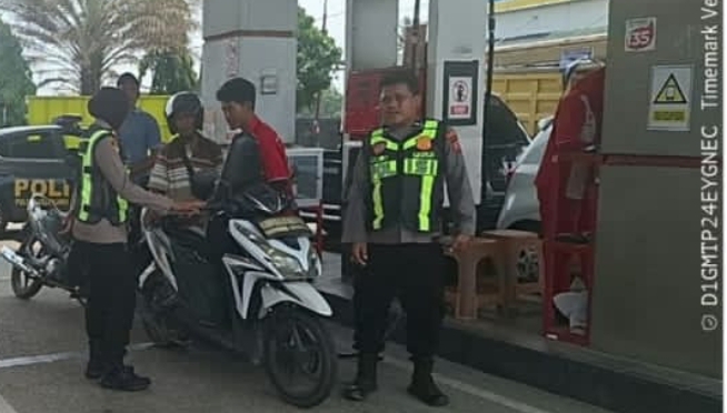 ‎Kapolsek Telukjambe Barat Ingatkan Warga Saat Isi BBM, Tekankan Pentingnya Keselamatan Berkendara